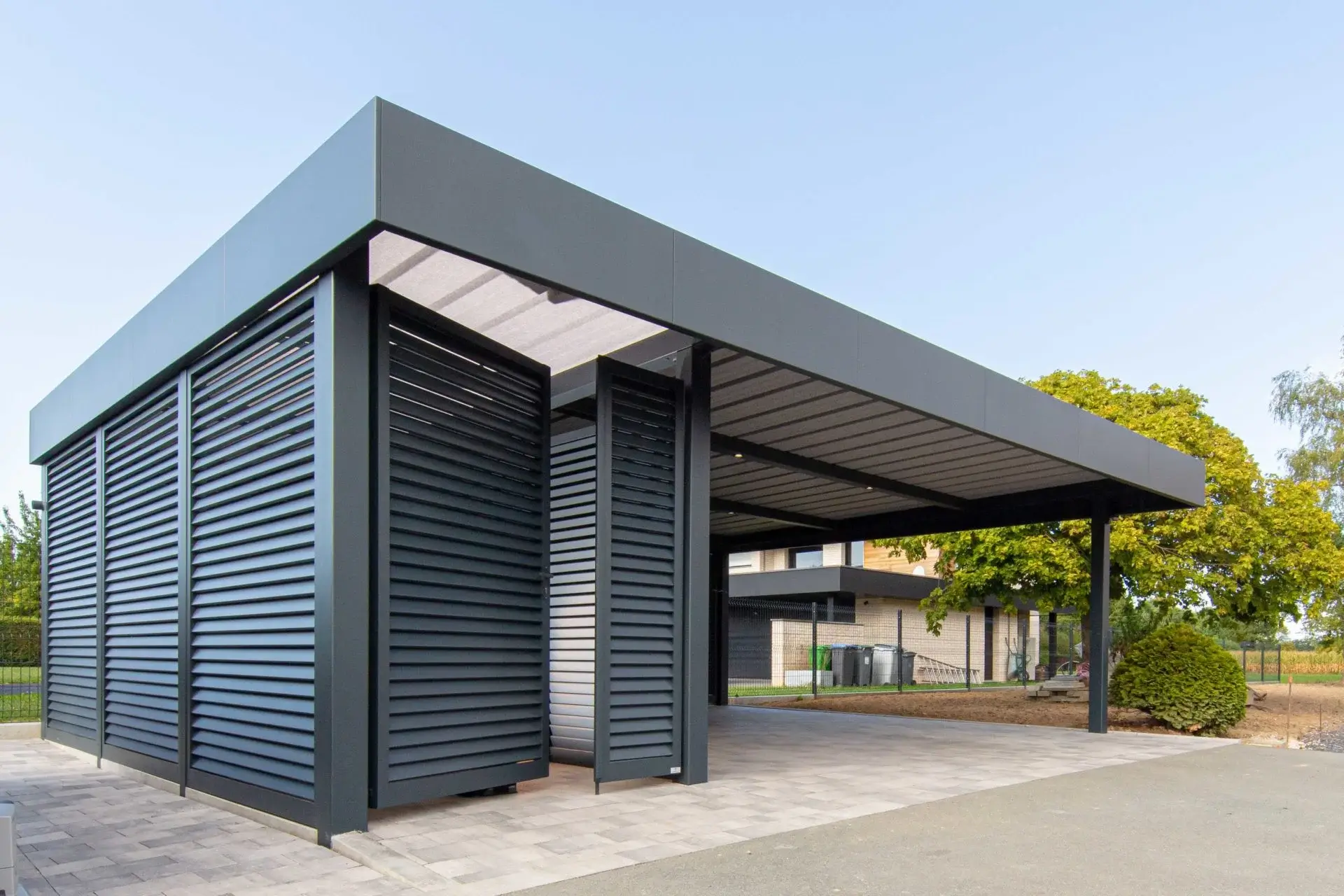 Un abri de jardin sous le carport