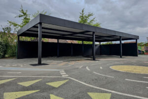 Préau en aluminium indépendant - autoporté sur mesure pour école et collectivité - fabrication et conception EUROFACTORY - EUROPORTAIL & EUROCARPORT ALUMINIUM