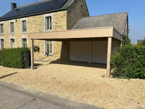 CARPORT-ADOSSE-2-PLACES-ALUMINIUM-SUR-MESURE-BANDEAU-AUTEUIL-installation-matterne-outdoor-belgique- (1)-min