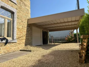 CARPORT-ADOSSE-2-PLACES-ALUMINIUM-SUR-MESURE-BANDEAU-AUTEUIL-installation-matterne-outdoor-belgique- (2)-min