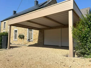 CARPORT-ADOSSE-2-PLACES-ALUMINIUM-SUR-MESURE-BANDEAU-AUTEUIL-installation-matterne-outdoor-belgique--min