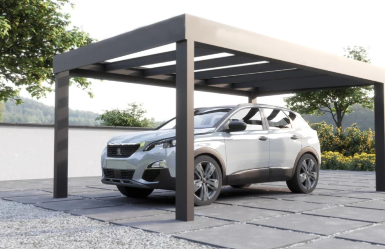 Carport BOREAL autoporté en aluminium sur mesure, fabrication française par Eurofactory, robuste et accessible avec une voiture type SUV dessous.