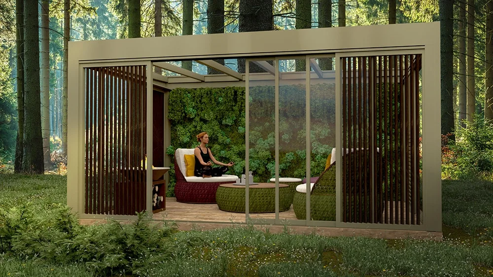 Pergola LINEA autoportée en aluminium sur mesure beige, aménagée au cœur d'une forêt, avec décoration naturelle et espaces végétalisés.