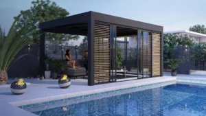 Pergola LINEA autoportée en aluminium noir avec brise-vue en bois, installée au bord d'une piscine, ambiance moderne et design.