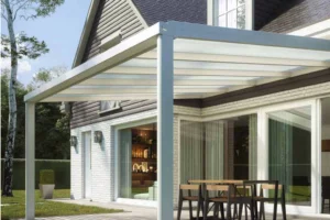 Pergola blanc en aluminium adossée à une maison avec terrasse - modèle NOVA - Eurofactory - Eurocarport Aluminium