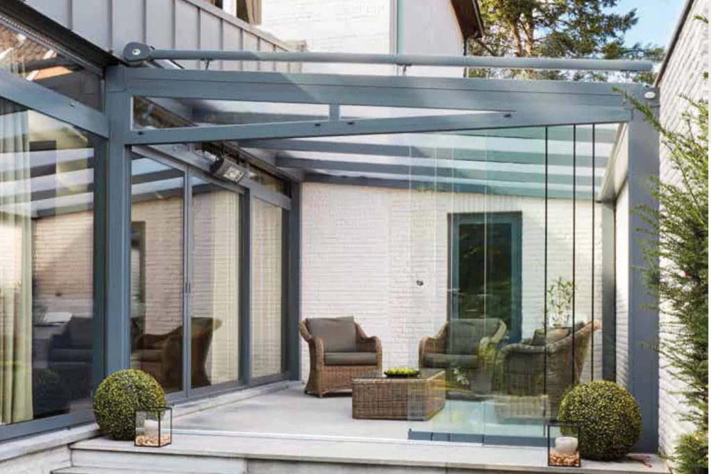 Pergola grise anthracite en aluminium adossée à une maison avec salon de jardin dessous - modèle NOVA - Eurofactory - Eurocarport Aluminium