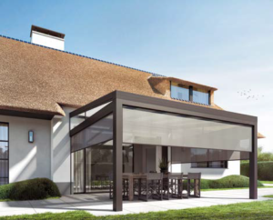 Pergola gris brun 7013 en aluminium adossée à une maison avec salon de jardin dessous - modèle SERENA - Eurofactory - Eurocarport Aluminium