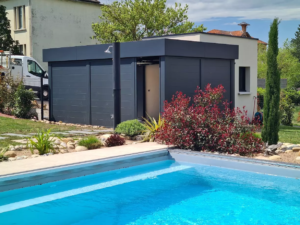 Carport ORION de 20m² avec bandeau HORIZON et remplissage en lames 200 mm, fabriqué par EUROFACTORY et installé par Alunescence dans le Puy-de-Dôme.