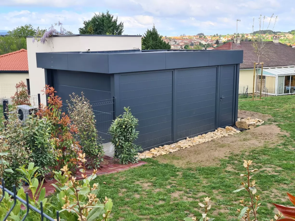 Carport ORION 20m² fabriqué par EUROFACTORY, avec bandeau HORIZON et toiture en bac acier, installé par Alunescence dans le Puy-de-Dôme.